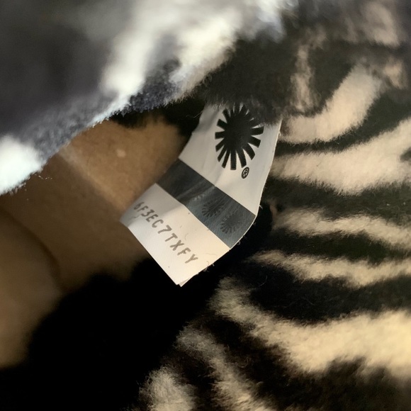 UGG Fluff Mini Quilted Zebra Black & White Boots - Picture 7 of 8